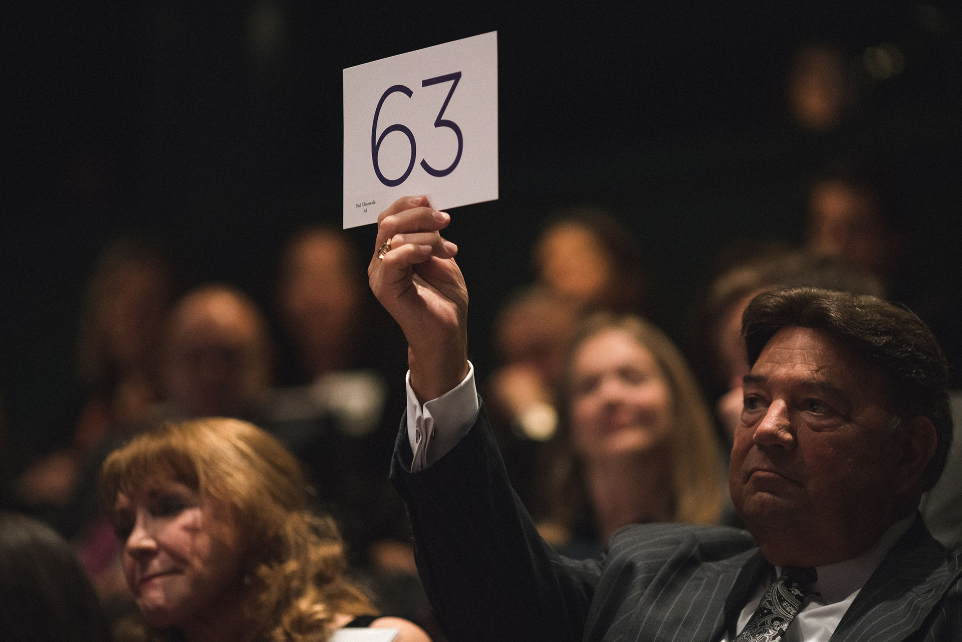 Board member Paul Chiaravalle bids on a live auction item.